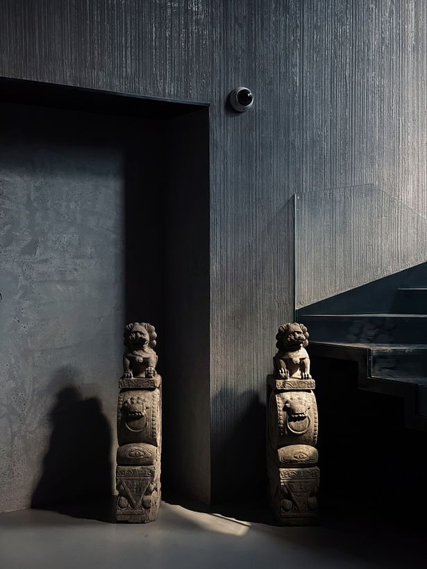 Original lion statues is kept next to the stair © XING DESIGN
