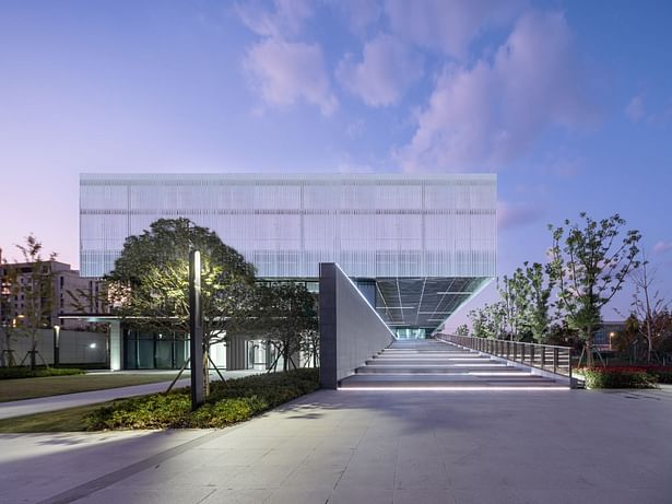 The runway leads the park to the sports center ©Xi Yu