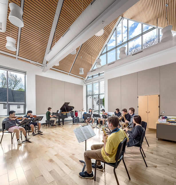 The music studios are acoustically separated from other building spaces, with vaulted ceilings that support student musicians. The rooms can be changed to suit an ensemble’s need, whether it be for advanced rock band practice or chamber music rehearsal. Photo credit: Jonathan Hillyer