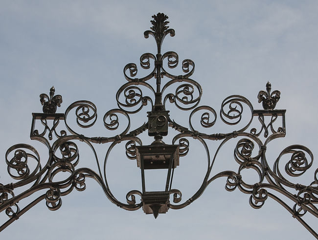 Curving wrought-iron scrolls top the Meyer (Class of 1879) Gate, including two versions of the letter M that celebrate the gate’s patron, Harvard alumnus George von L. Meyer. As this picture shows, the light in the gate’s lantern is missing. Image credit: Ralph Lieberman