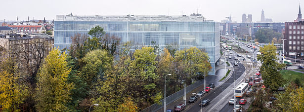 East facade and Academy garden_Photo by Jakub Certowicz