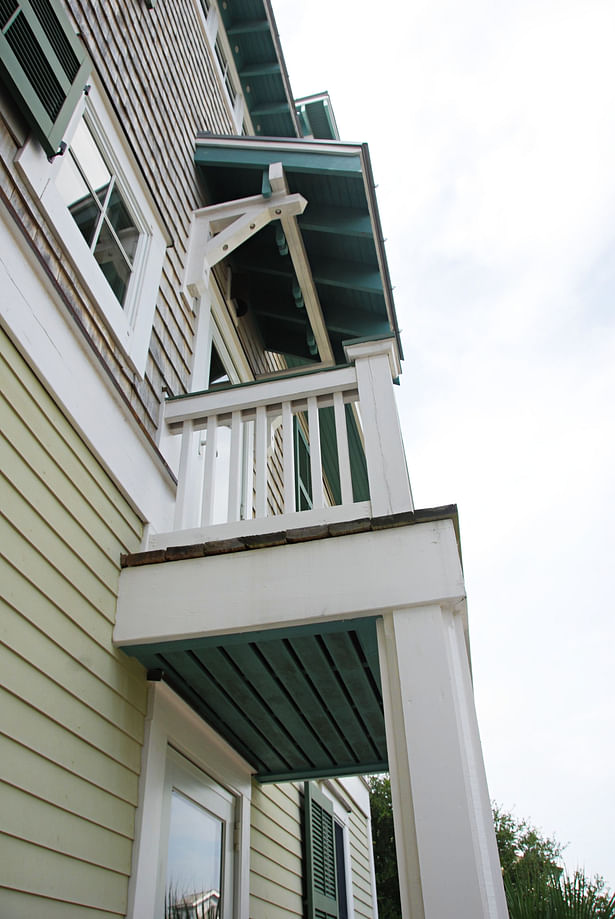 BALCONETTE ABOVE REAR ENTRY