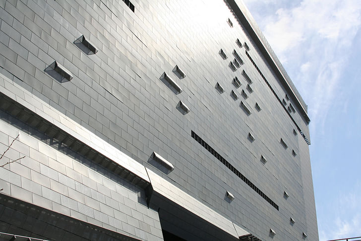 Close-up of the facade of Morphosis' Caltrans District 7 Building (photo via flickriver.com)