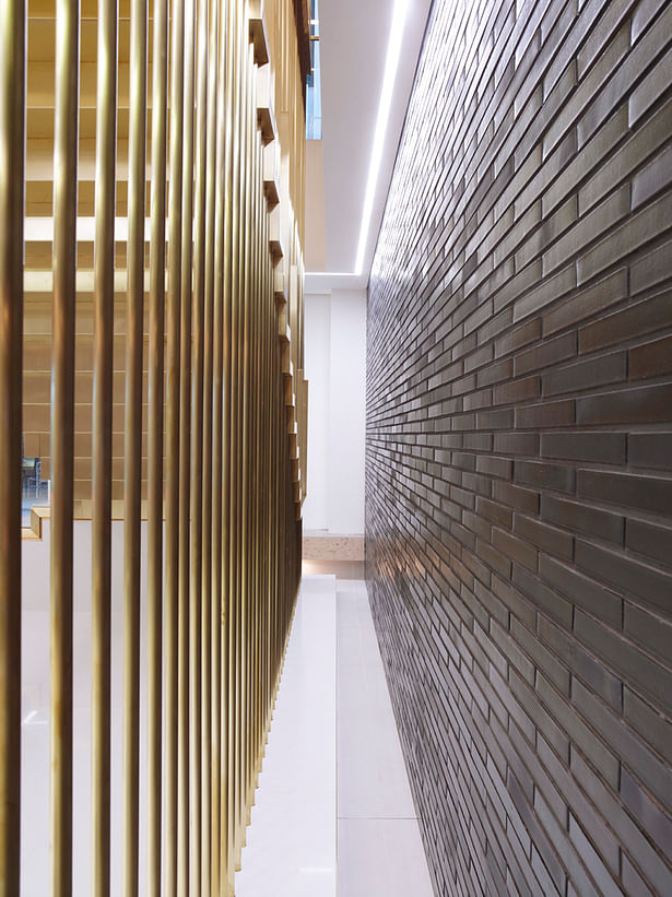 Brass complements earth-coloured tiling