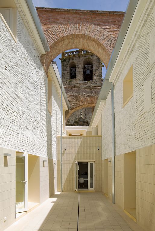 Twin Houses in Oropesa by Paredes Pedrosa Arquitectos. Photography by Luis Asín and Paredes Pedrosa.