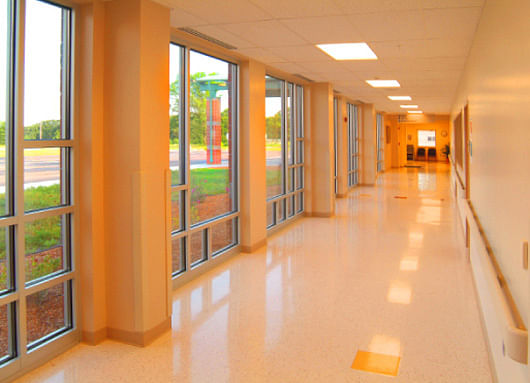 Single loaded corridor admitting natural light into the hospital. This assists in effective wayfinding. 