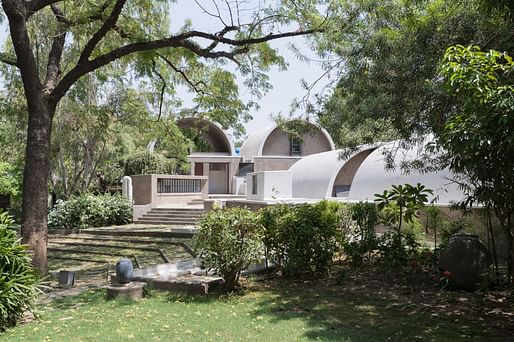 Exterior view of Doshi’s architectural studio: »Sangath Architect’s Studio«, Ahmedabad, 1980 © Iwan Baan 2018