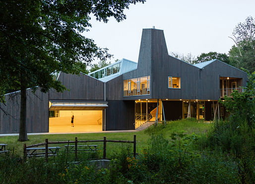 Common Ground High School by Gray Organschi Architecture, Alan Organschi, Elizabeth Gray, Karen Scott, Eero Puurunen. Image: German Design Awards. 