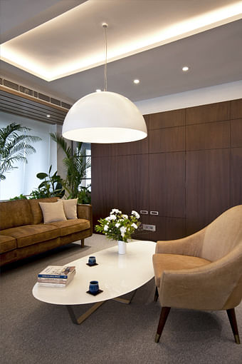 The MD cabin is spaciously laid out with comfortable low seating around a Natuzzi oval coffee table with an Axo designer light above. A large TV is hidden within the veneerfinished storage wall with two shutters opening 180 degree. The rough leather couches are from Abaca and enhance the warmth of the space. 