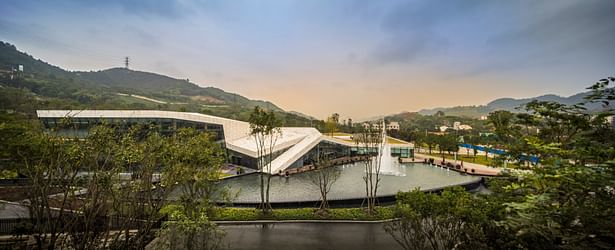 Clubhouse nestled into the Nanshan Landscape