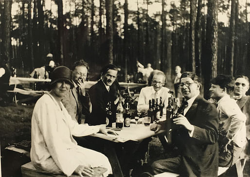 Marlene Moeschke Poelzig und Hans Poelzig, beim Richtsfest in der Tannenburgallee, Berlin 1930. Photo: Erbengemeinschaft Marlene Poelzig.