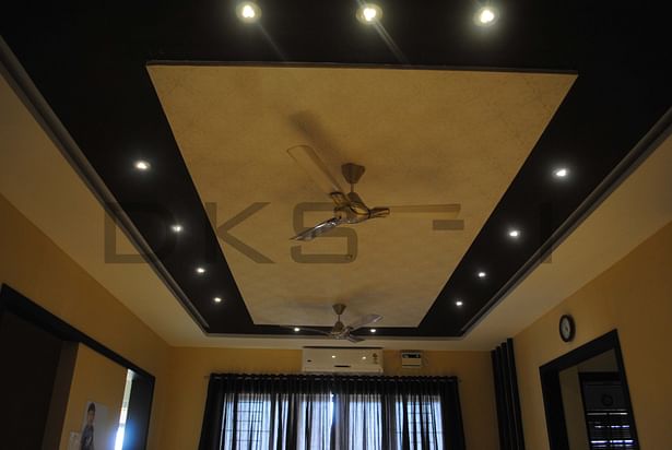 Living room - false ceiling in warm light design