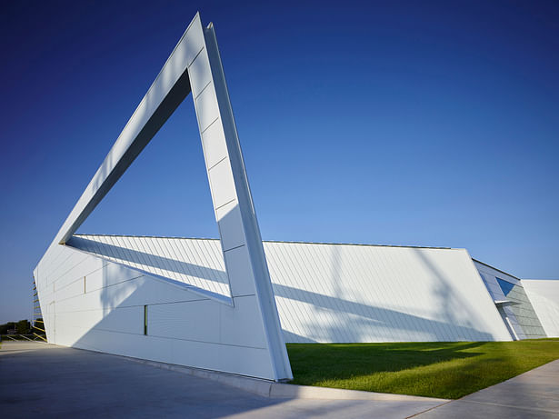 The northeast corner of the building is a structural frame providing memorable views to Downtown. The form suggests power, strength, and buoyancy. 