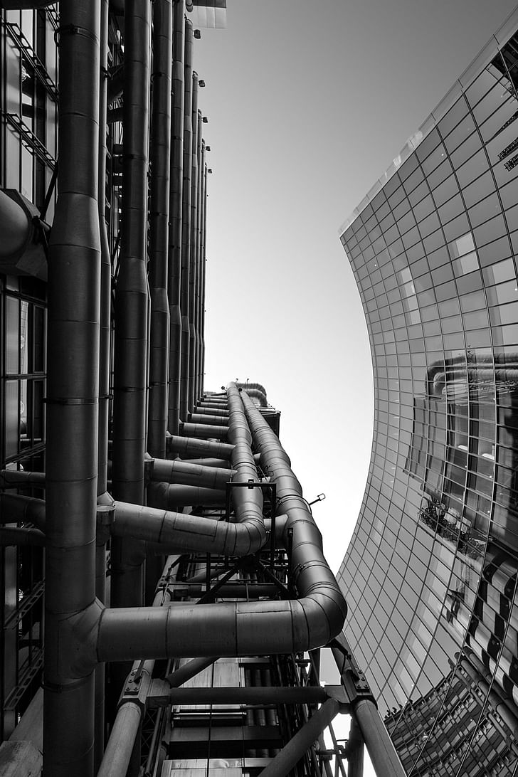 (left) Lloyd's building, London. Architect: Richard Rogers. (right) Willis Building, London. Architect: Norman Foster. © Edward Neumann / EMCN