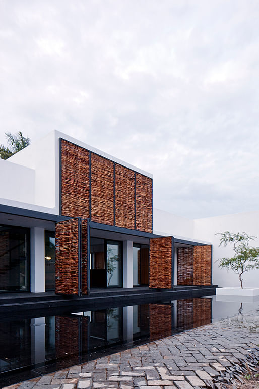 House and Studio in Mar Chapálico. Photo by Onnis Luque.