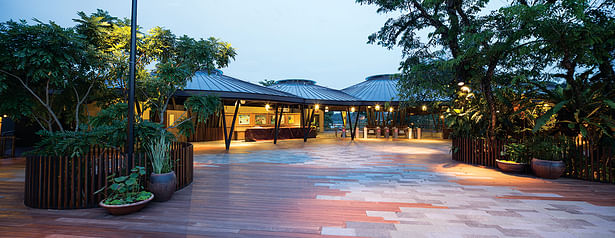 A series of two-storey huts at the entrance plaza provides human scale. Functioning as a village, the entrance plaza is designed for resting and socialising