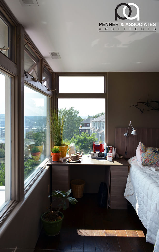 The master suite is situated on the third floor at the south side of the house. Huge fixed windows open the entire suite to the view of Pittsburgh and natural light, while operable transoms allow natural ventilation.