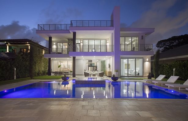 Located in the stunning Intracoastal Waterway of Fort Lauderdale, this spacious 5,874 square foot residence boasts six bedrooms and seven bathrooms. BRITTO CHARETTE capitalized on the home’s 24-foot ceilings in the common areas and the views from the wraparound balconies to create a feeling of openness and tranquility