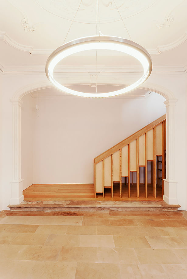 Ground floor. Entrance hall. Interior stairway leading to the main floor. Nimba lamp by Antoni Arola hanging from the ceiling. © 2011 – do mal o menos
