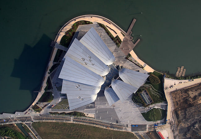 View from top showing the Wuli Lake surrounding the building and the landscaping on the man-made peninsula (Photo: Pan Weijun)