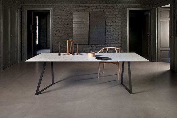 DRITTO dining table in white carrara
