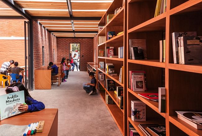 A library designed by Rozana Montiel, Rozana Montiel Estudio de Arquitectura. Photography courtesy of the architect.