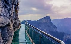 East Taiheng "Glasswalk" terrifies tourists with glass-cracking effect