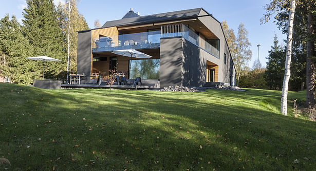 At the low end is a garage. The higher part houses the living spaces and a large terrace. Photo by Arno de la Chapelle.