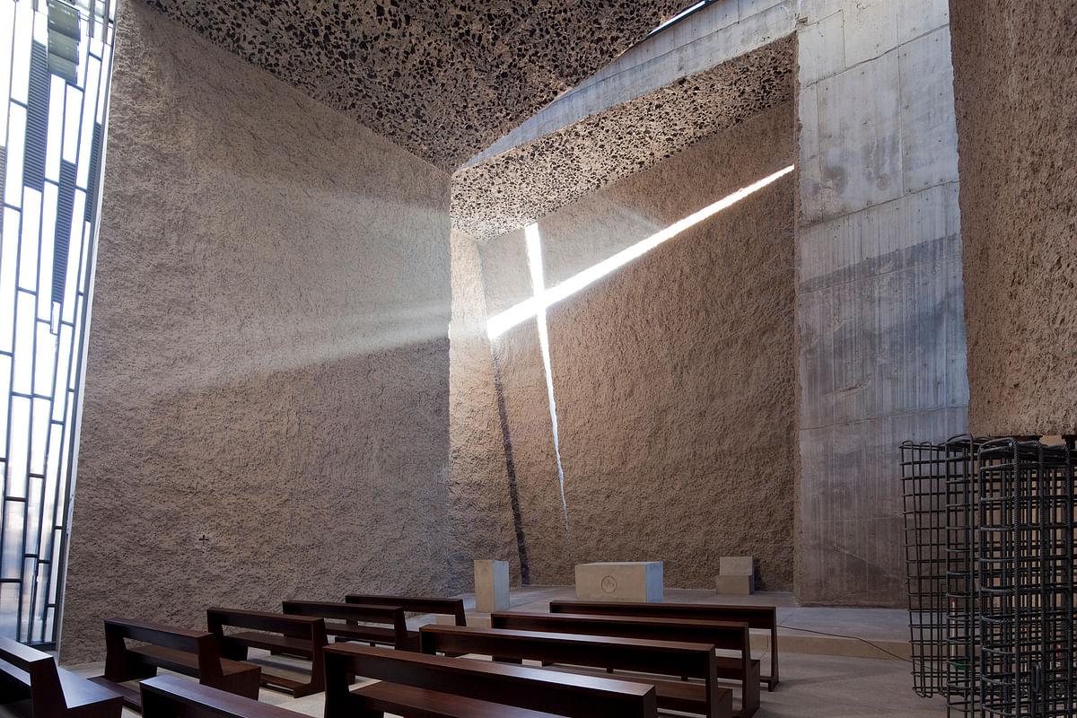 A minimalist Spanish concrete church wins the 'Frate Sole' International Prize for Sacred Architecture