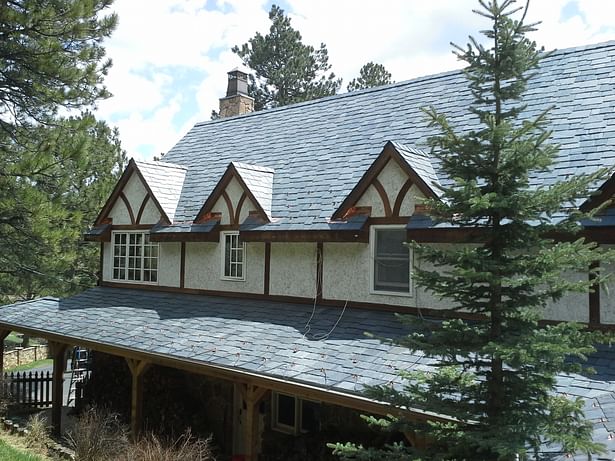 Random width and random length roofing slate by Galex Slate and Stone.