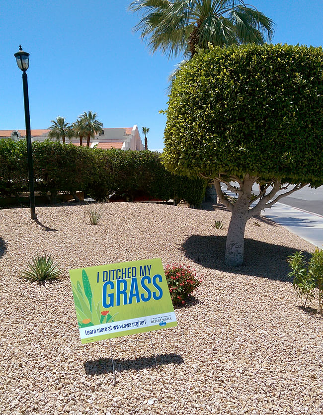 'I ditched my grass' sign in Palm Springs, California. (Photo: Alexander Walter)