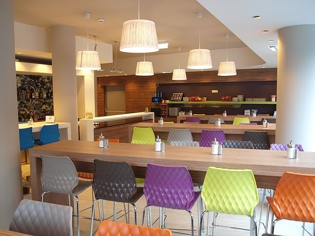 A colourful design in the breakfast area creates a uplifting mood.