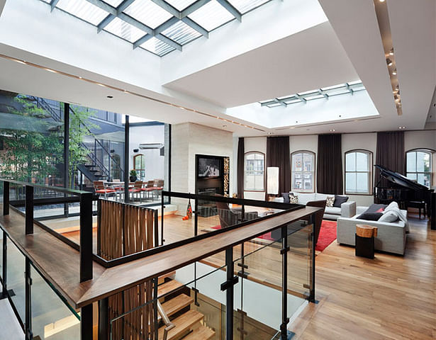 The roof of the two-story structure incorporates extensive irrigated roof gardens with structural skylights, flooding the living spaces below with light. 