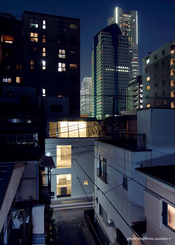 the night view of the elevation that looked a high-rise building group in the background. (photo koshimizu susumu)