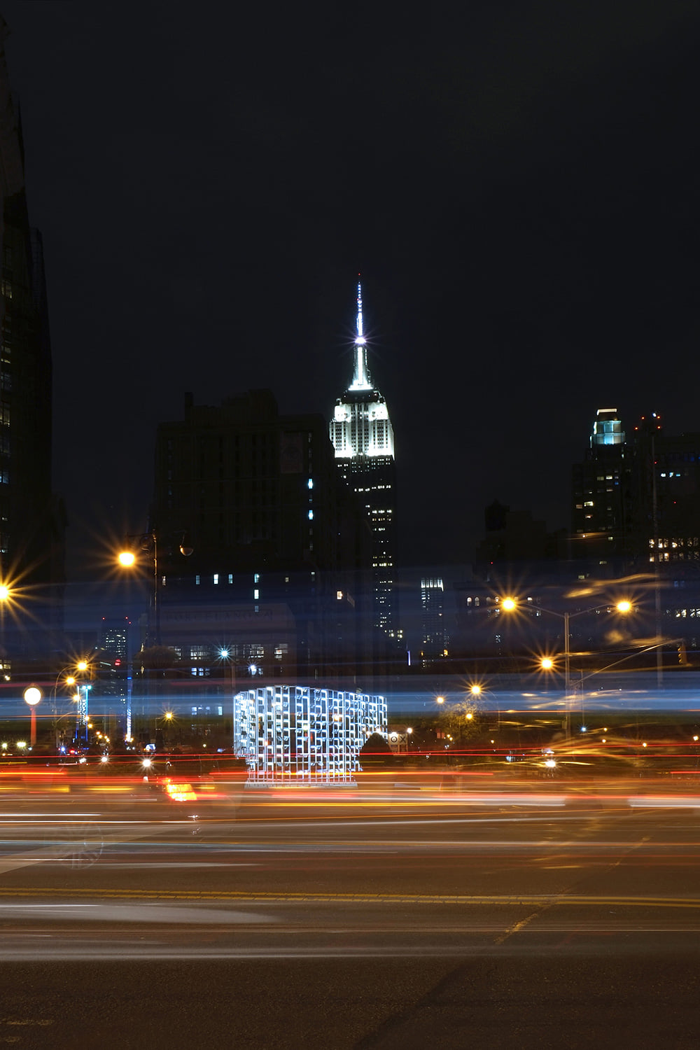INABA's Flatiron Plaza installation adds a frame to NYC landmarks ...