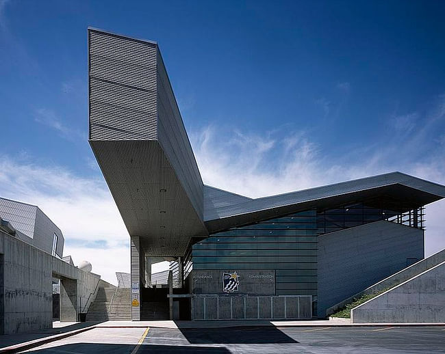 Diamond Ranch High School (1999) in Pomona, CA, a school that places students in the middle of a dramatically pitched canyon of concrete and corrugated metal. (Image: Wikipedia)