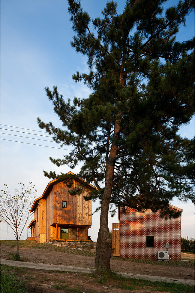 House of January, House on the Demarcation in Banwall-dong, Deokjin-gu, Jeonju-si, Jeonbuk, South Korea by studio_GAON (Photo: Youngchae Park)