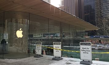 Apple's design flaw in its acclaimed Chicago store creates hazards for shoppers