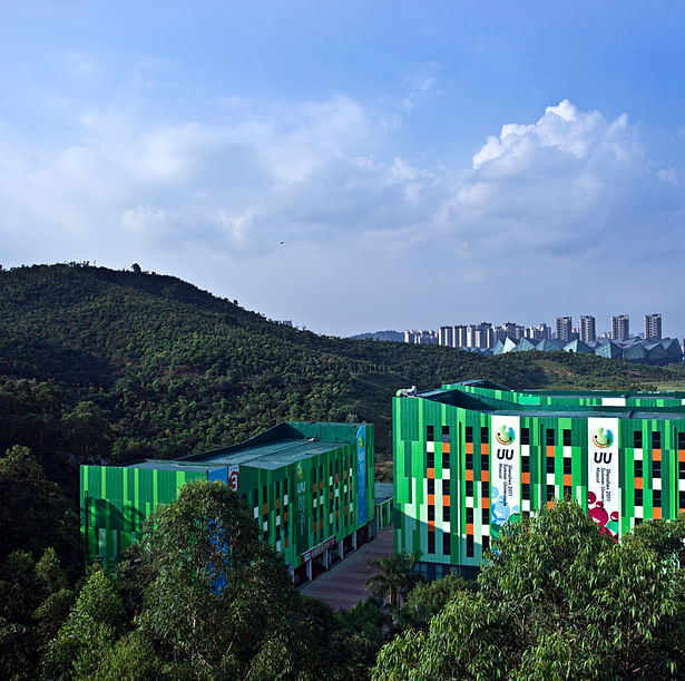 The green buildings float on the greens to form the Great Universiade Centre, together with GMP’s main stadium in the back scene.