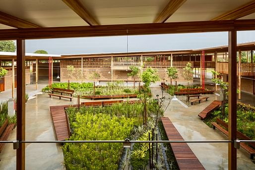 Courtyard Image © Leonardo Finotti