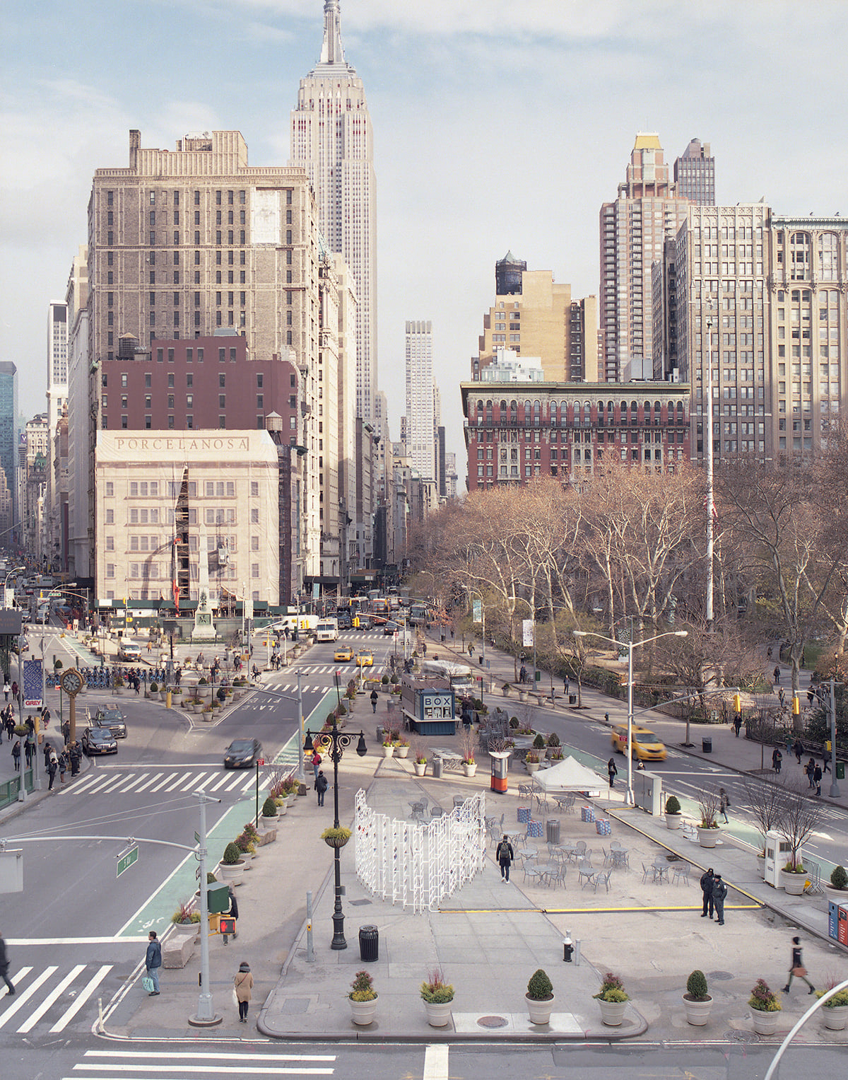 INABA's Flatiron Plaza installation adds a frame to NYC landmarks ...