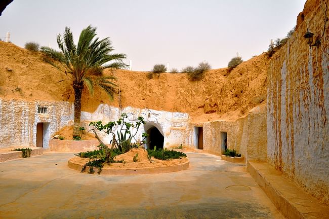 The interior courtyard of a troglodyte structure in Matmata. Credit: Wikipedia