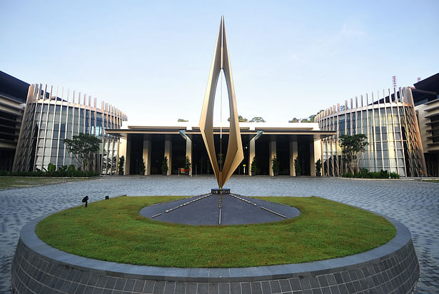 A striking sculpture marks the main entrance courtyard. Designed by DPA, the sculpture’s concept revolves around the motto of SAF Officer Cadet School, 'To Lead, To Excel, To Overcome'.