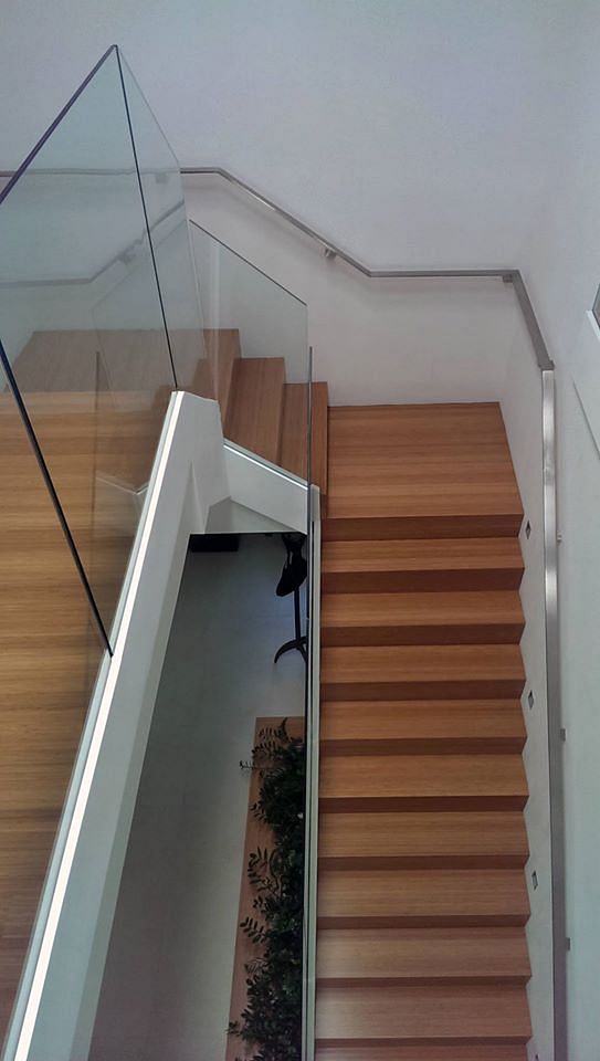 A Stainless Steel Flat-bar Handrail was Wall-mounted along side the staircase.
