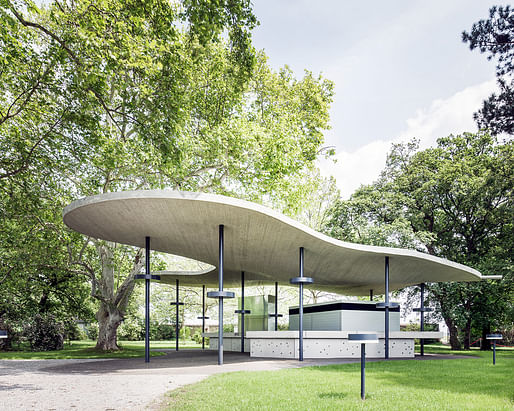 Catering Pavilion Cloud 7 by tnE Architects, located in Grafenegg Castle Park, Austria. Image: Lukas Schaller. 