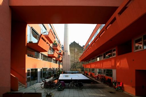 Courtyard of Sargfabrik, Wien BKK-2, Vienna, 1992–96. © Stadt Wien MA 18 / R. Christanell