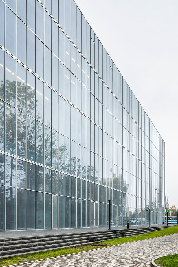 East facade and terrace accessible from ground floor studios_Photo by Jakub Certowicz