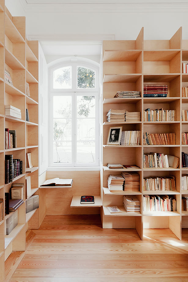 Main floor. Library with custom made bookshelves in birch plywood. © 2011 – do mal o menos