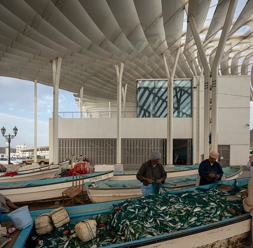 Fishermen emptying their nets, Muttrah Fish Market, Muscat, Oman. © Aga Khan Trust for Culture / Cemal Emden (photographer)