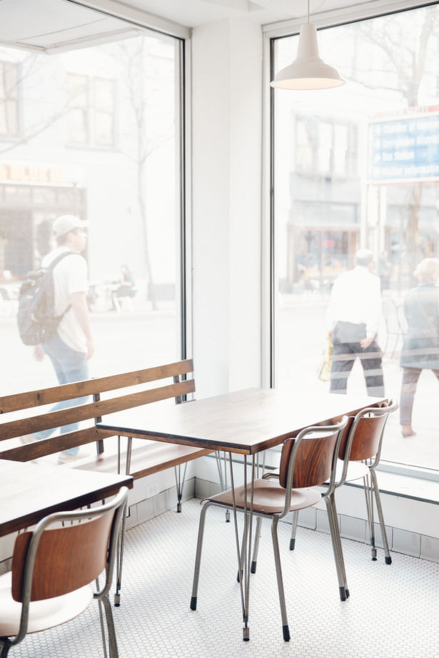 Spencer window corner dining area. Synecdoche Design (photo by Cat Buswell)